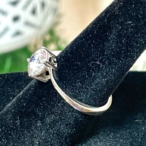 Sterling Silver Solitaire Ring w Clear Faceted Stone. Size 6 - Picture 9 of 11